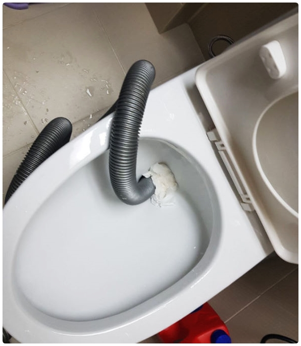  옷걸이로변기뚫는법 초 간단히.