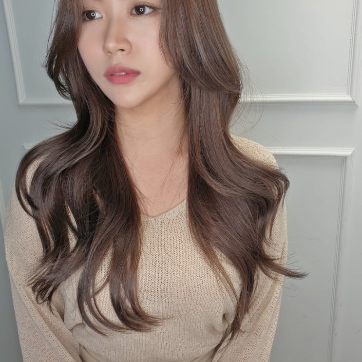  탈색없이 2019 가을 겨울나기  그레이빛가득한 애쉬브라운  레이어드컷 글램펌스타일에 찰떡궁합이네 / 합정미용실  긴머리스타일은  다라쌤