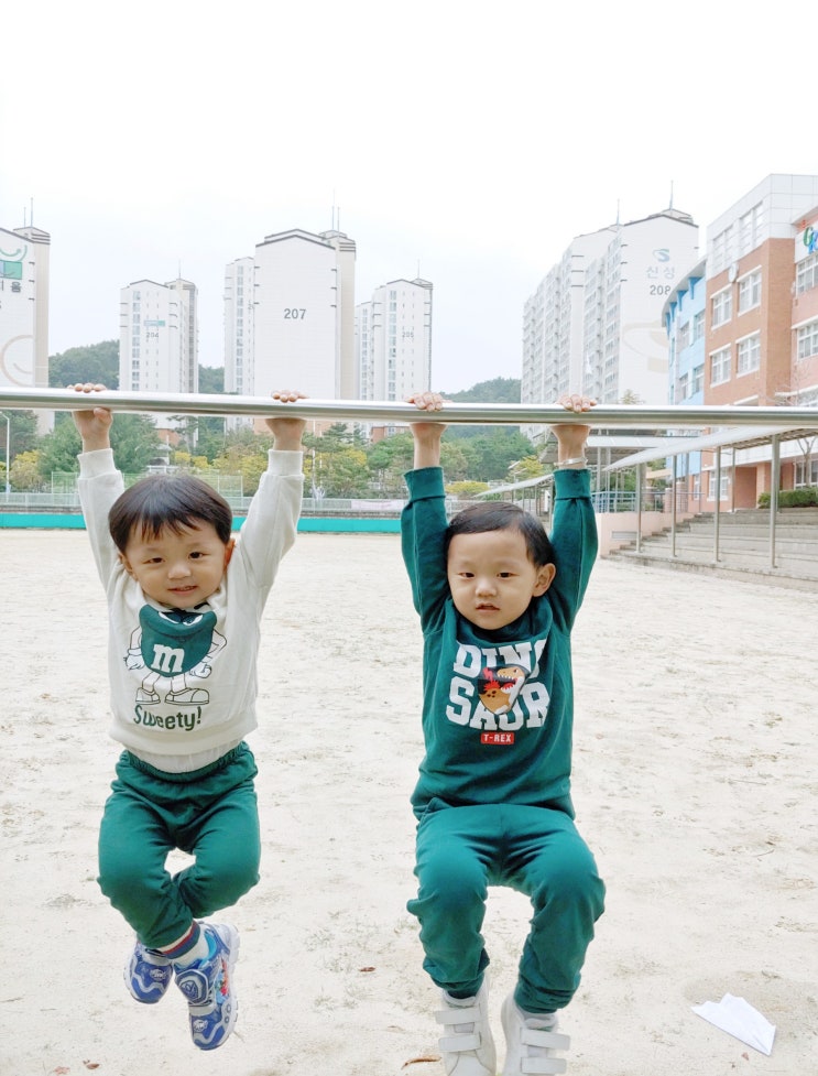  우리 아기들 철봉놀이 해요^^