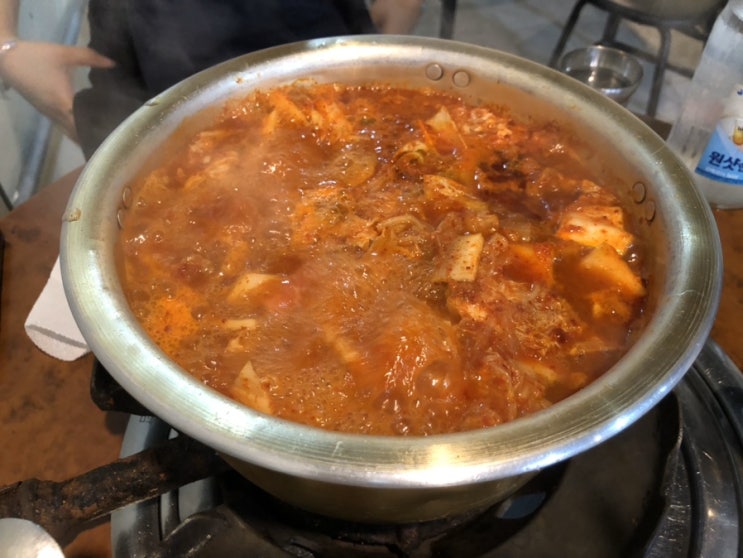  [을지로3가 점심 #66] 껍데기 붙은 삼겹살이 가득 들어 있는 진한 김치찌개 맛집, ‘참숯늑간’