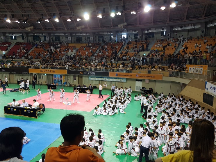  청주 금천광장(용담광장) 태권도학원 한국체대 태권스쿨을 다니고 있는 둘째 예건이(용용군)가 실내체육관에서 2품 승품심사에서 합격했습니다.