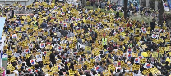 (서초동, 광화문 집회) 조국 수호(우리가 조국이다!) vs 조국 구속(문재인 정부 규탄!) 대통령 대국민 담화 절실.