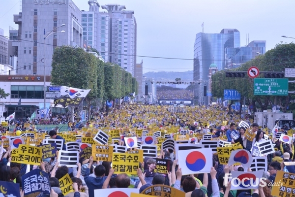  서초역 조국수호 촛불집회 300만명 펩시로 훼손된 태극기