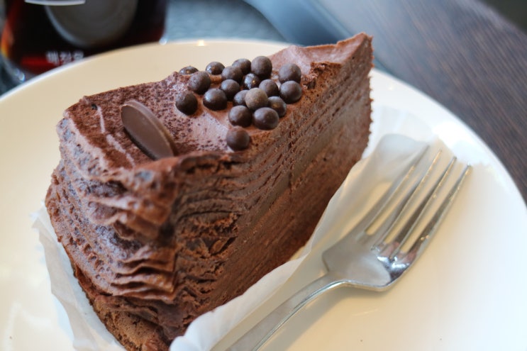 스타벅스 가을 시즌 한정 케이크  진한 초콜릿 크레이프 케이크