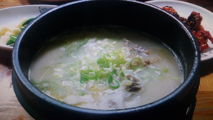  곰국 한 뚝배기 하실래예~?