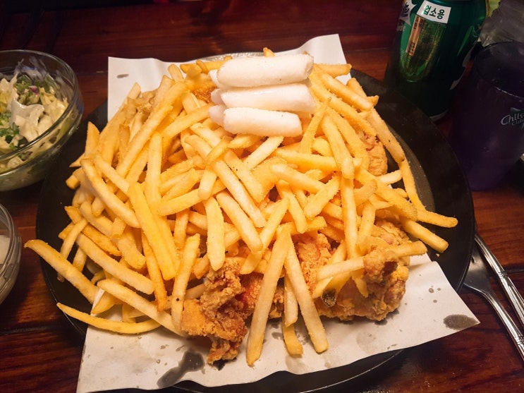  신촌 치킨 대박 맛집 아웃닭! 바삭하고 양 많은 치킨집