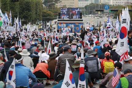 서초동서 "조국 구속""조국 수호" 집회 동시에 열려