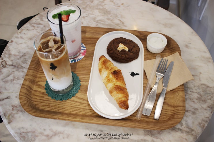  목동동 카페 :: 카페앨리스에서 맛있는 커피와 크로와상 먹으며 데이트해요! :D