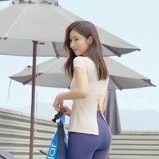  신세경 구스다운 & 레깅스 까지 안다르 경량패딩 화보  요약