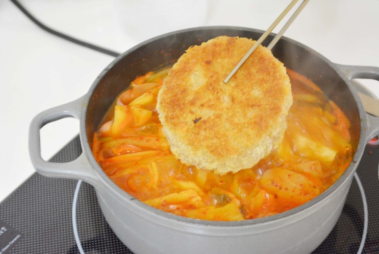  [신혼밥상] 돈까스부대찌개, 놀부 부대찌개 통핑세트 아니고~ 우리집 부대찌개 통핑세트!! 돈까스부대찌개 + 라면사리 + 반숙. 국물에 빠진 돈까스(동상이몽 소이현 돈까스부대찌개)