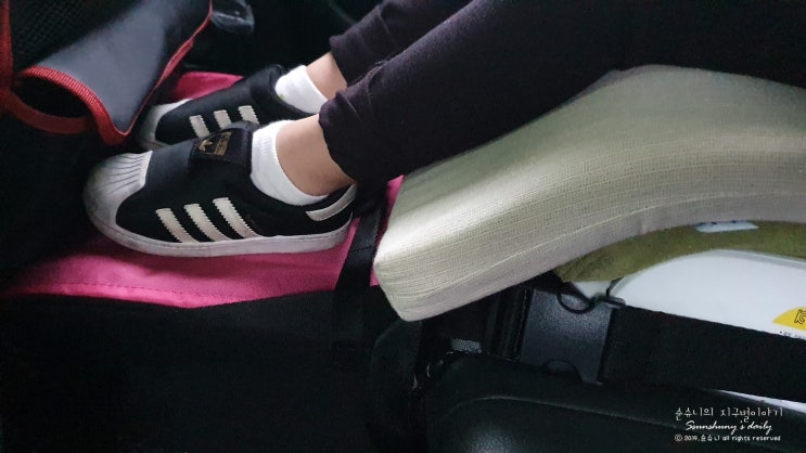  카시트발판 뉴맘스로그 발받침대 이제야 설치해주었어요!