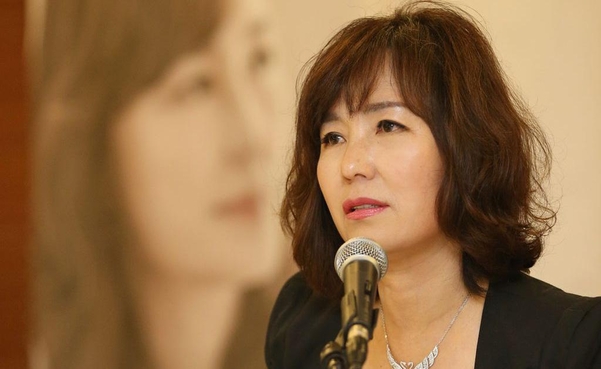  .소설가 공지영(孔枝泳)은 어떤여성인가?