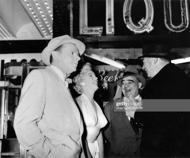 영화 '7년만의 외출' 마릴린 먼로의 전설적인 지하철 환풍구 ...