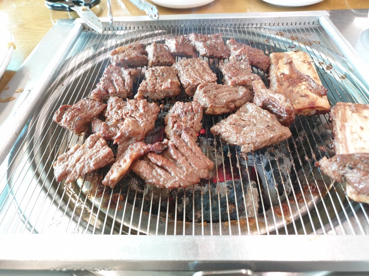  봉담 소갈비 만석궁에서 먹고 왔어요.