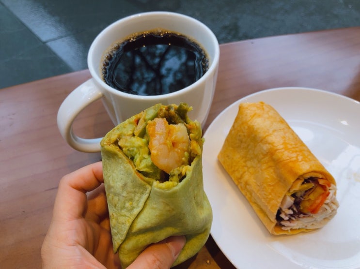  스타벅스 치킨 쉬림프 트윈랩 속이 알차서 맛있는 샌드위치