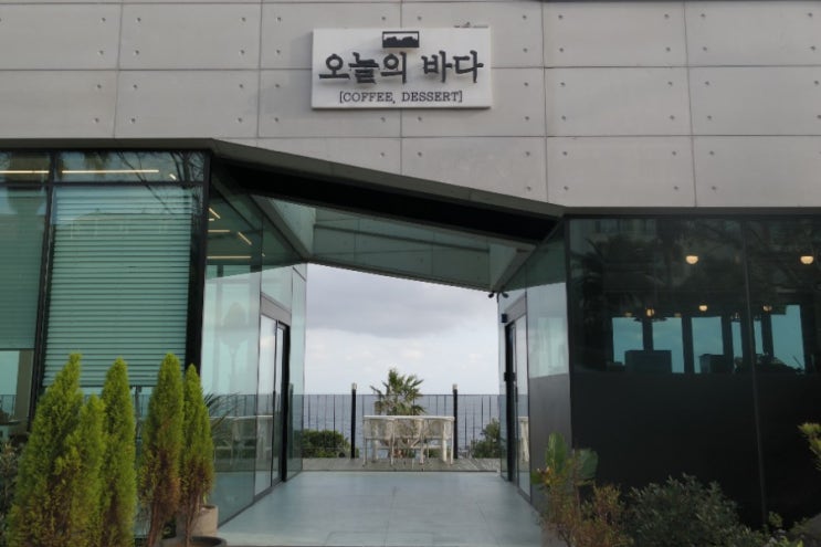  법환동카페 오늘의바다 오션뷰 달달한 디저트 후기