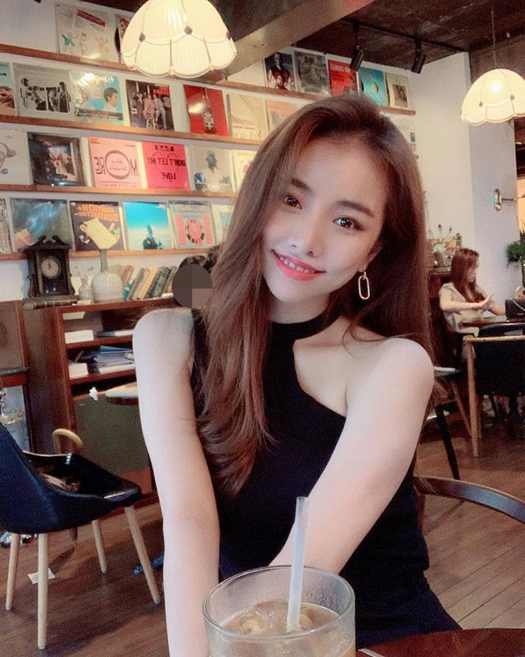  맥심 10월 설하윤 한정판 표지 장식(인스타)