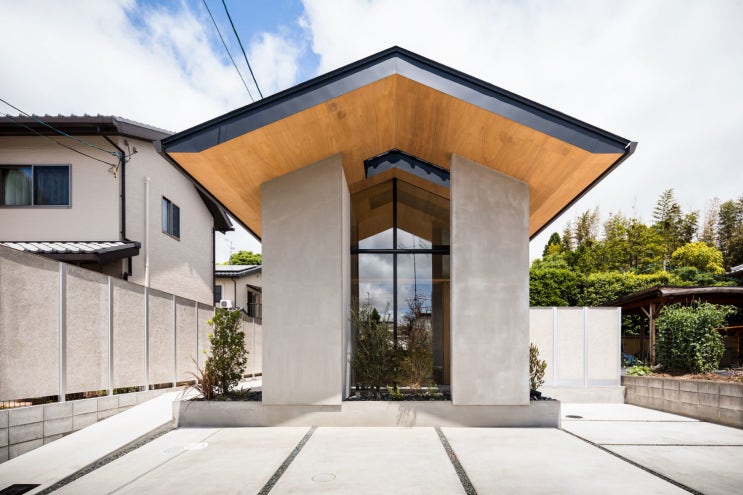 두 개의 커다란 기둥이 돋보이는 일본 단독주택