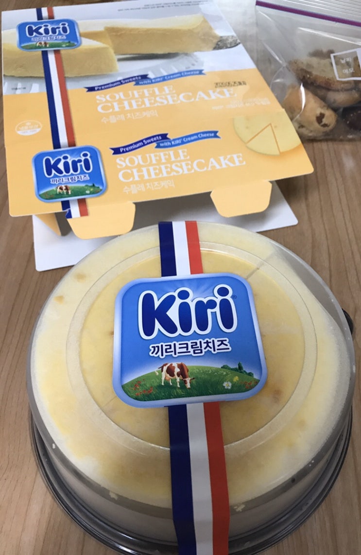 끼리(Kiri)크림치즈 : 수플레 치즈 케익(홀치즈 케익) 끼리(Kiri)크림치즈 : 수플레 치즈 케익(홀치즈 케익)