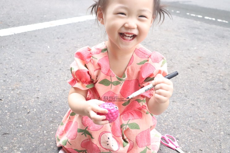  먹이를 내뿜는 물고기. 신나는 엄마표 놀이. 워터 비즈