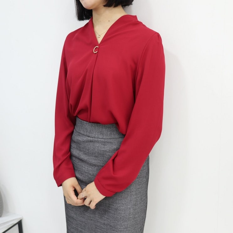  오피스룩 코디 : 브이넥 골드버클 정장 블라우스