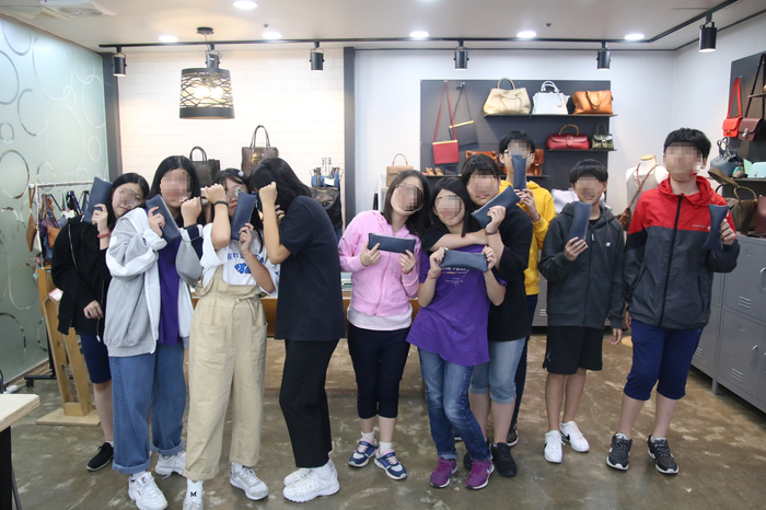  부산 연제중학교 가죽공예 단체수업 / 원데이클래스 / 가죽지퍼필통을 뚝딱뚝딱 만들어요~~  / 부산 가죽공방/ 바이두룸