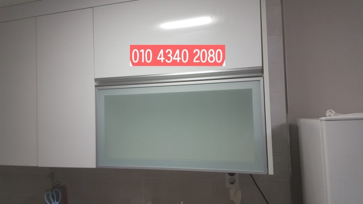  동삭동 주방 싱크대 플랩장 유리문 가스쇼바 에어실리더 고장 교체 상부장 유리문짝 에어쇼바 가스실린더 고침