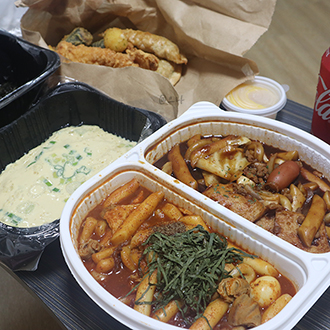  신림역떡볶이 모두의분식에서 짜장+곱창떡볶이 두가지 맛 후기