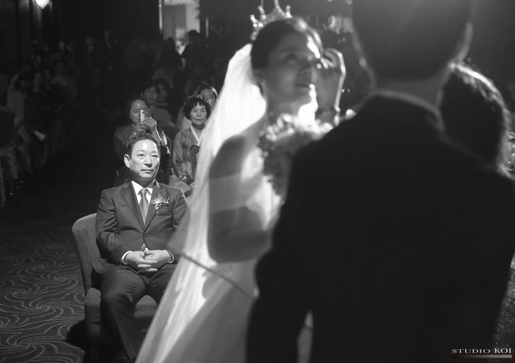  저울의 한쪽 편에...