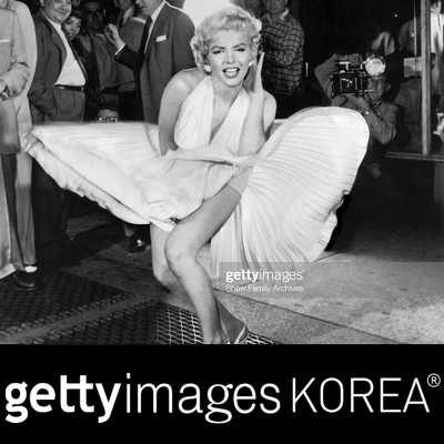  영화 '7년 만의 외출' 마릴린 먼로의 전설적인 지하철 환풍구 촬영 현장 사진
