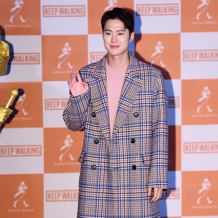  공명 부산국제영화제 패션은 남자 체크코트 브랜드 타임옴므