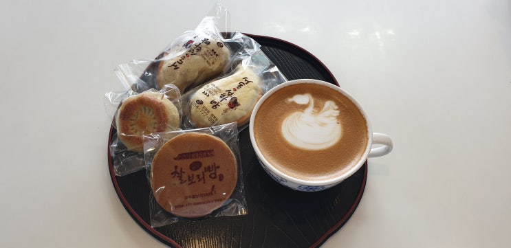  경주역 카페 계림본가 서동선화 빵, 경주빵, 찰보리빵-- 라떼아트랑 먹으니 빵 맛이 예술이네요!!!