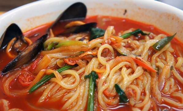  쌀쌀한 날씨에는 뜨끈하고 얼큰한 불맛짬뽕이 입맛을 돋구어주네요!