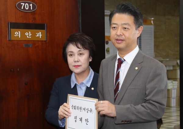 여상규 욕설에 민주당 "즉각사퇴" 재촉구·징계안 제출 - 포커스데일리 여상규 욕설에 민주당 "즉각사퇴" 재촉구·징계안 제출 - 포커스데일리