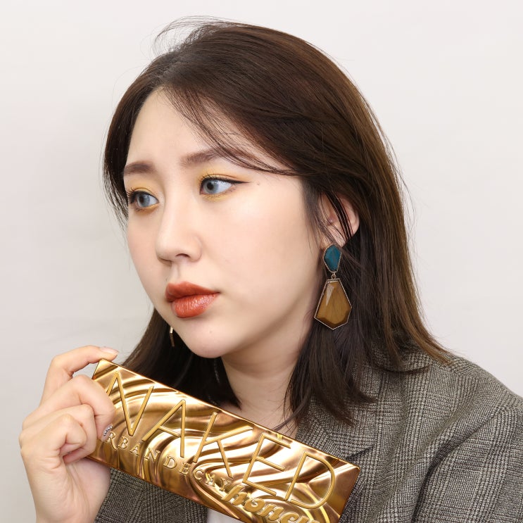  어반디케이 네이키드 허니 , 12가지 허니 음영 쉐이드를 담은 웜톤 팔레트