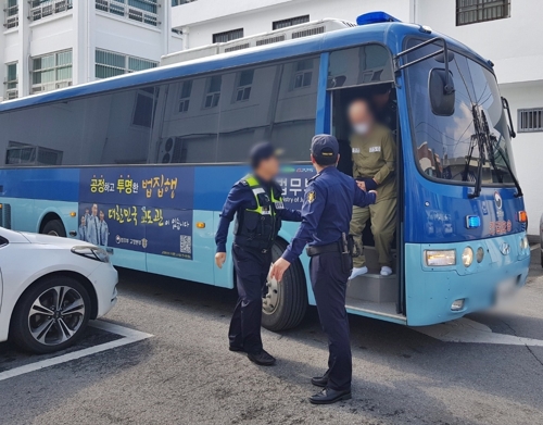 '4억여원 사기 혐의' 마이크로닷 아버지 징역 3년·어머니 1년 '4억여원 사기 혐의' 마이크로닷 아버지 징역 3년·어머니 1년