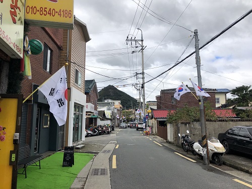  ‘봉황대길 태극기 휘날린다’