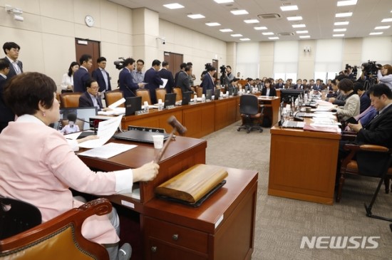 '조국 공방' 이어간 행안위 국감…고성·고발·견제 잇따라 '조국 공방' 이어간 행안위 국감…고성·고발·견제 잇따라