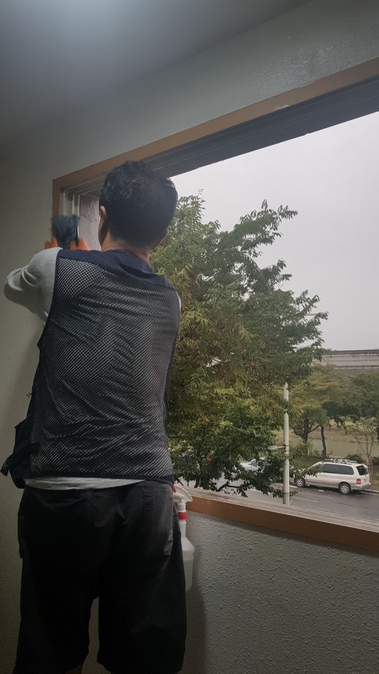  칠곡 동천동 상가건물 3층 계단청소 내역 입니다.