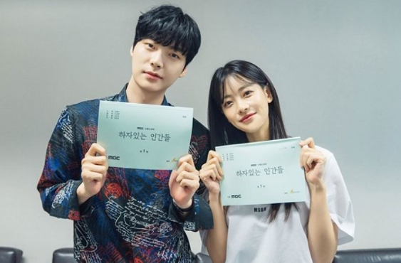 드라마 '하자있는 인간들'리딩 중 안재현 오연서 다정한 투샷 드라마 '하자있는 인간들'리딩 중 안재현 오연서 다정한 투샷