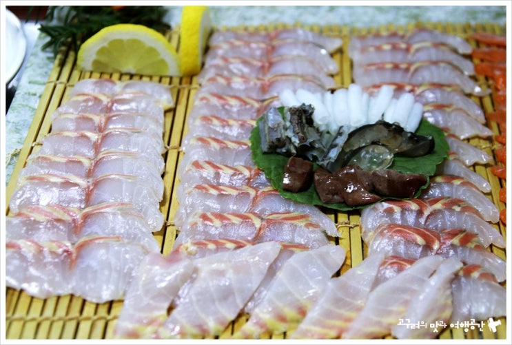  괴산 맛집 매운탕 마을에서 먹은 철갑상어회