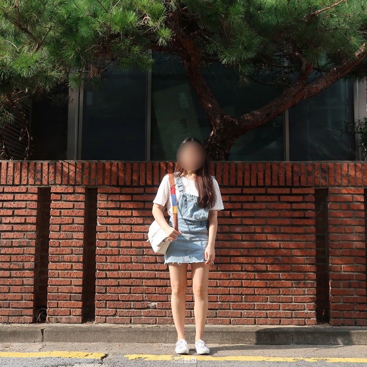  20대 여자옷쇼핑몰 글리밍 멜빵 청 미니스커트로 연출한 OOTD