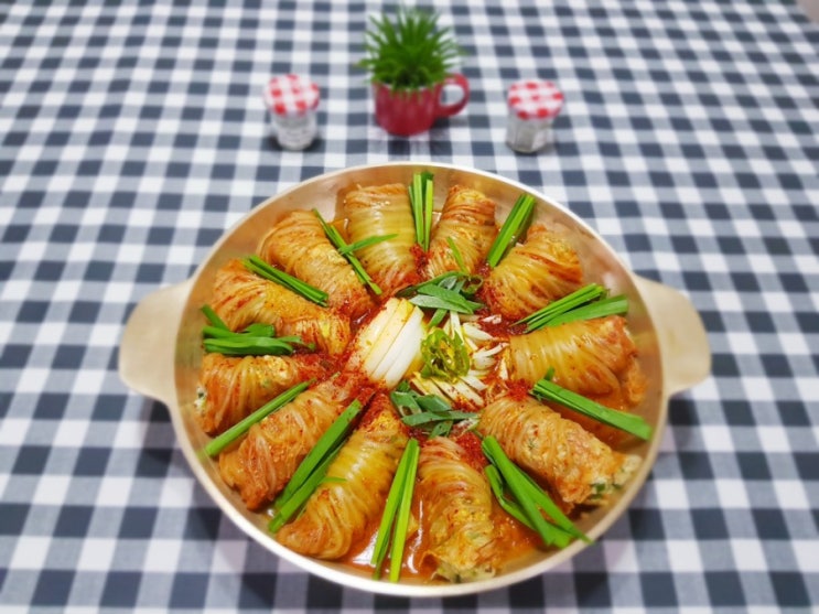  김치말이 만두전골~ 김치로돌돌 말은 만두 맛~보셨나요
