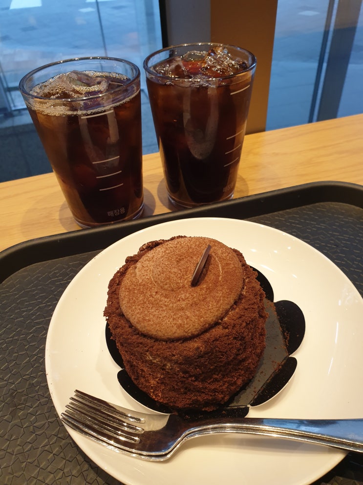 [스타벅스 숭례문북창점] 촉촉 초콜릿 생크림 케이크, 오늘의 커피