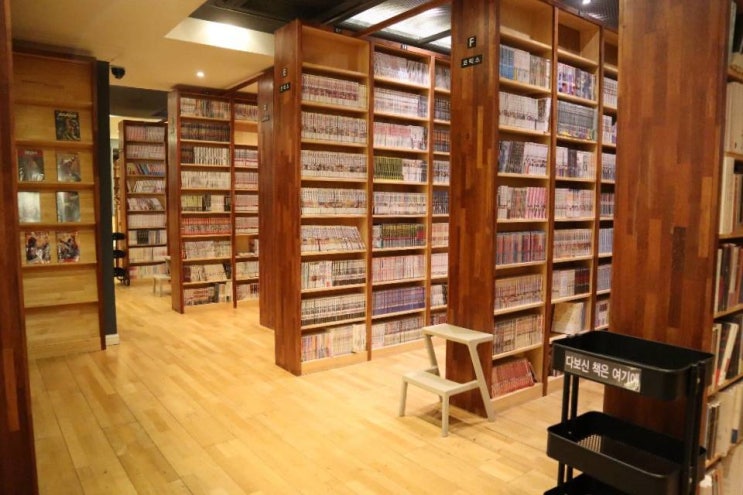 야탑 만화카페 카툰트리 - 넓고 쾌적한 실내, 수많은 책이 반겨주는 힐링공간