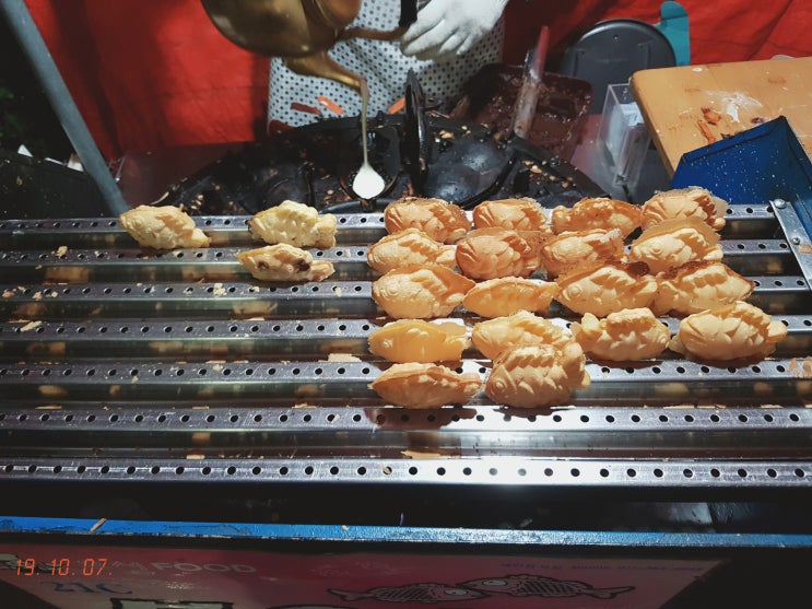  겨울철 길거리 음식은 붕어빵이지! 언제나 먹어도 맛있는 미니 붕어빵 오랜만에 슈크림과 팥맛을 먹어보았다.