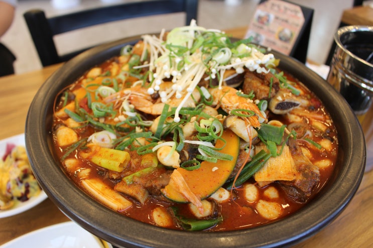  진한 국물이 매력적인 김포맛집 일미옥 갈비탕에서 매운갈비찜으로 보양하세요