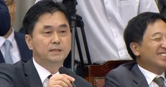 김종민, '내로남불' 지적에 "내가 조국이냐" 국감장 빵 터졌다 김종민, '내로남불' 지적에 "내가 조국이냐" 국감장 빵 터졌다