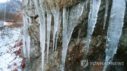  강원도 산간지방 올해 첫한파 주의보.*한파주의보는 아침 최저기온이 영하 12도 이하로 떨어져 이틀 이상 지속하거나 아침 최저기온이 전날보다 10도 이상 낮아질 것으로 예상할 때 내