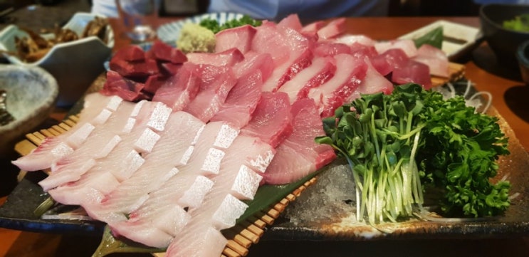  해운대 마린시티 맛집 아지에서 방어 회를 먹으며... (부산 인테리어)